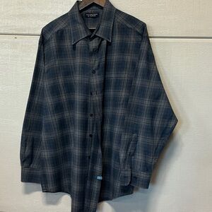 Roundtree & Yorke Men's Blue and Gray Plaid Button-Up Shirt